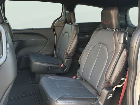 New 2027 Chrysler Pacifica Select FWD image 25