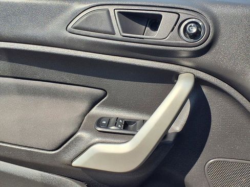 Used 2013 Ford Fiesta SE image 16