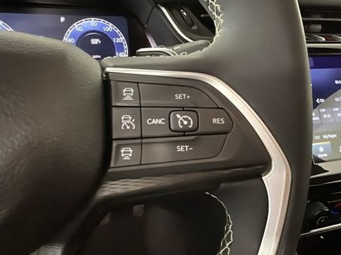 Used 2024 Jeep Grand Cherokee Laredo AWD/4WD image 16
