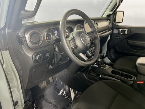 Used 2023 Jeep Gladiator Willys image 9