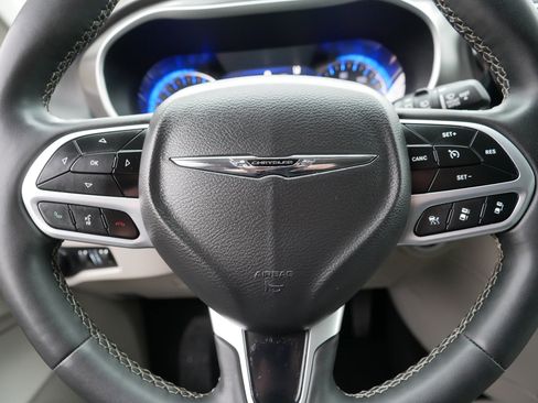 Certified 2024 Chrysler Pacifica Touring-L image 25