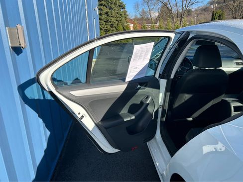 Used 2017 Volkswagen Jetta SE image 23