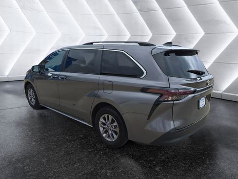Used 2023 Toyota Sienna XLE image 7
