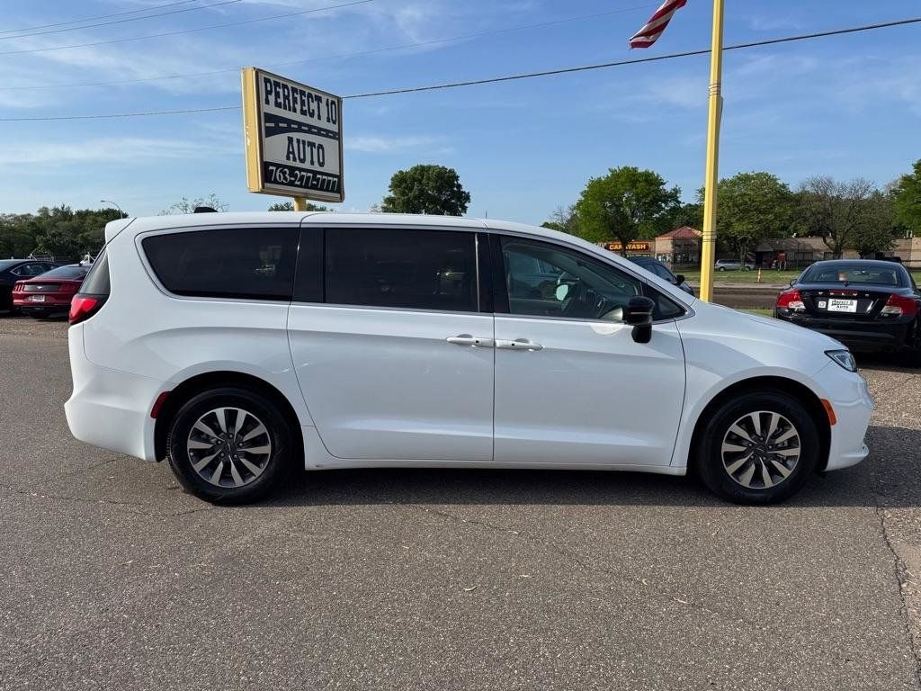 Used 2024 Chrysler Pacifica Limited FWD image 3