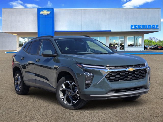 Used 2025 Chevrolet Trax LT FWD image 1