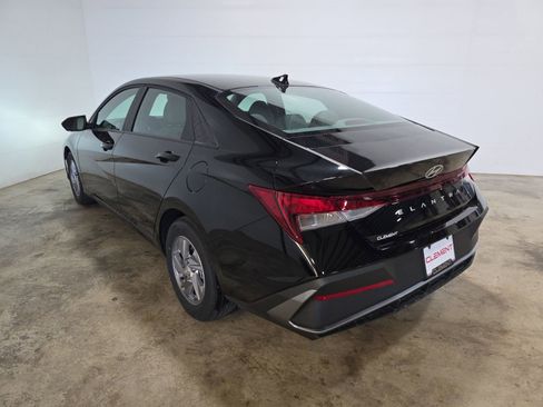 Used 2025 Hyundai Elantra SE image 8