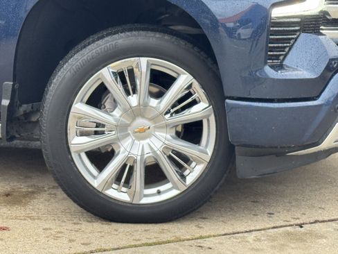 Used 2023 Chevrolet Silverado 1500 High Country w/ High Country Premium Package image 3