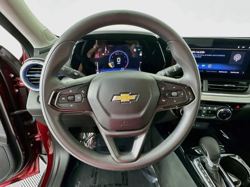 Used 2025 Chevrolet Trax LT FWD image 12