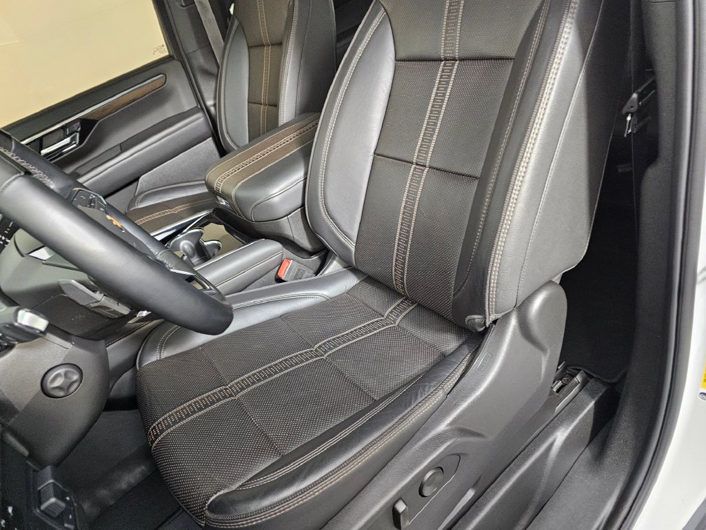 Used 2025 Chevrolet Suburban High Country AWD/4WD image 24