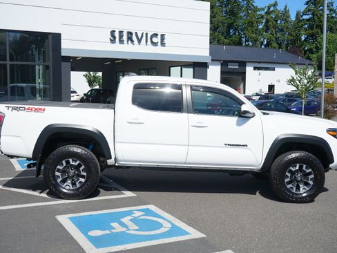 Used 2020 Toyota Tacoma TRD Off-Road w/ Technology Package AWD/4WD image 2