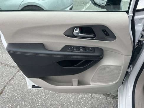 Used 2024 Chrysler Pacifica Touring-L image 27