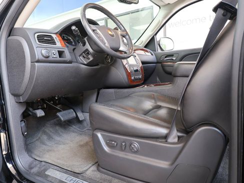 Used 2012 Chevrolet Suburban LTZ RWD image 40