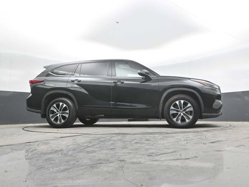 Used 2021 Toyota Highlander XLE AWD/4WD image 49