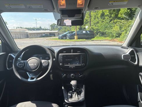 Used 2025 Kia Soul LX w/ LX Technology Package FWD image 28