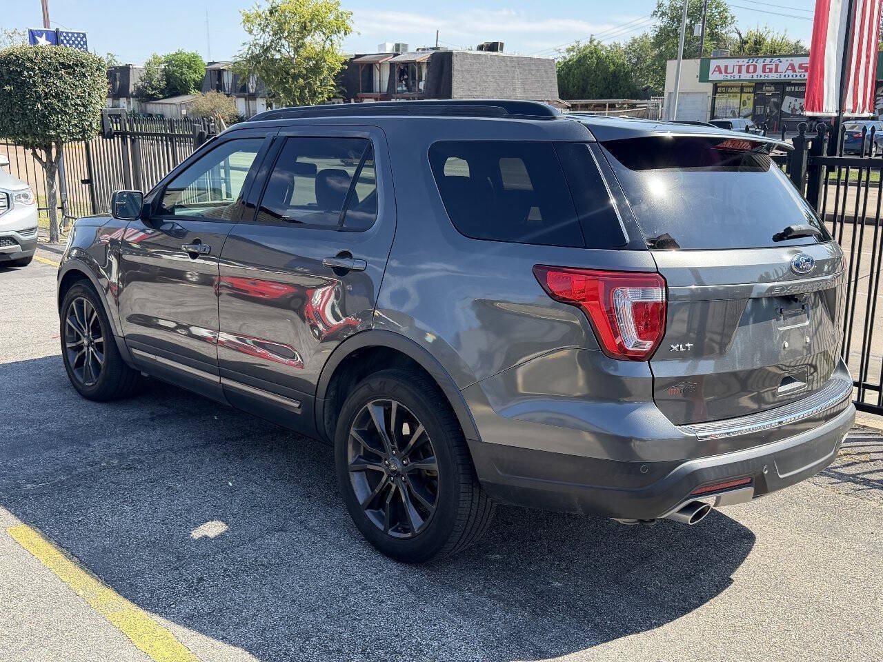 Used 2018 Ford Explorer XLT w/ Equipment Group 202A FWD image 4