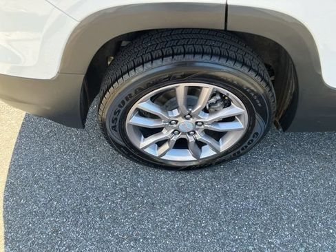 Used 2023 GMC Terrain SLT w/ Tech Package AWD/4WD image 9