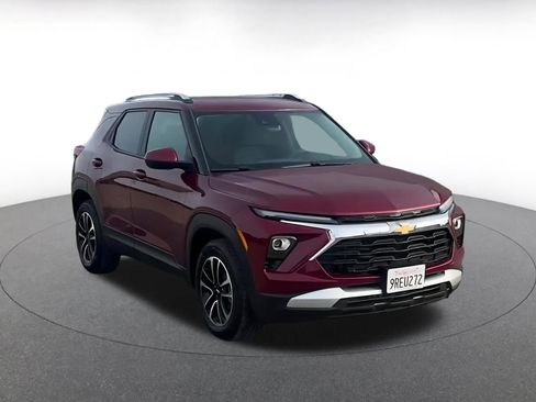 Used 2025 Chevrolet TrailBlazer LT image 3