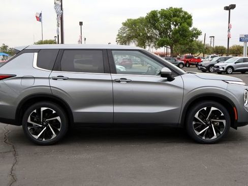 Used 2024 Mitsubishi Outlander SE image 13