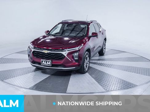 Used 2025 Chevrolet Trax LT FWD image 2