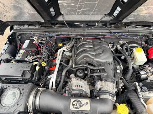 Used 2013 Jeep Wrangler Unlimited Sahara image 33