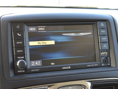 Used 2014 Chrysler Town & Country Touring FWD image 20