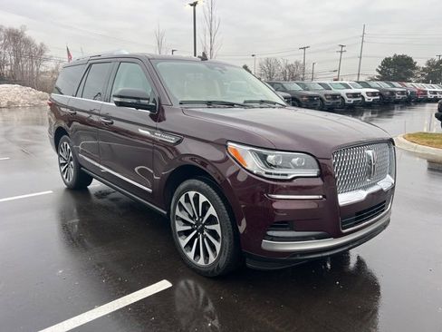 Used 2024 Lincoln Navigator Reserve image 3