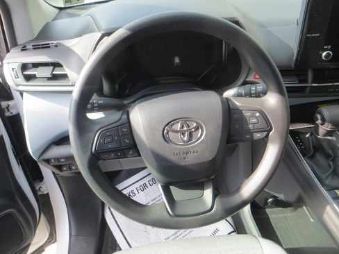 Used 2025 Toyota Sienna LE image 18
