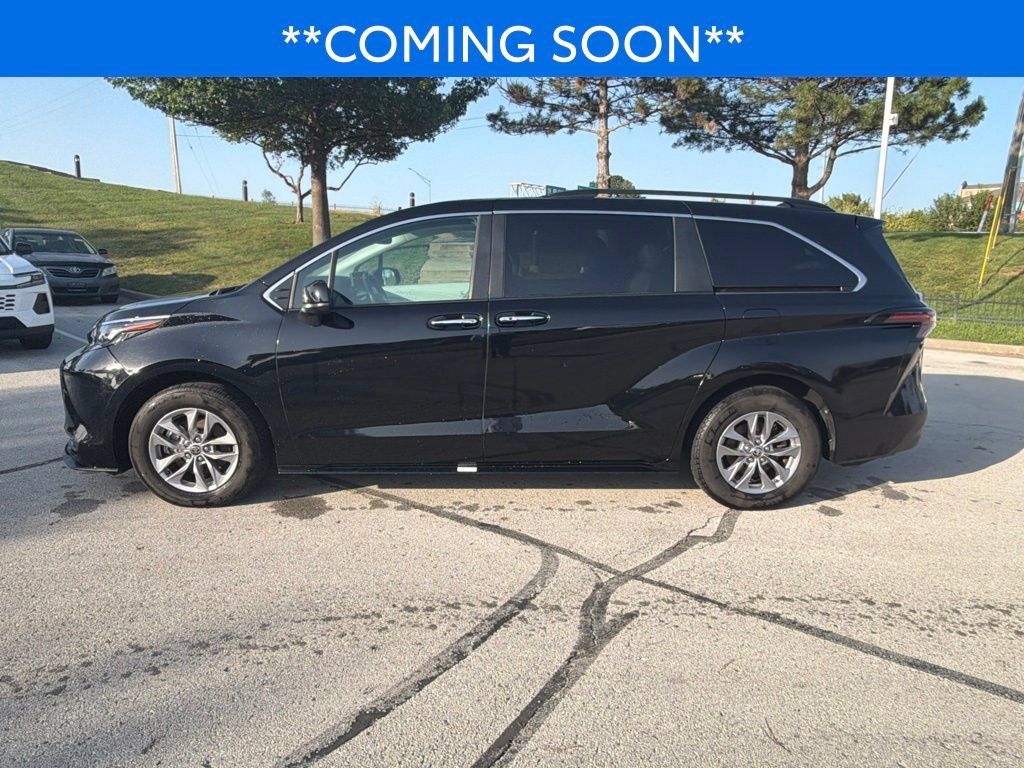 Used 2025 Toyota Sienna XLE FWD image 11