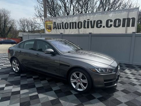 Used 2018 Jaguar XE Prestige image 2