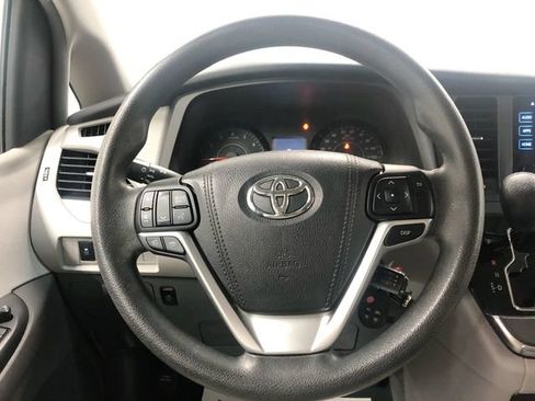 Used 2017 Toyota Sienna LE FWD image 16