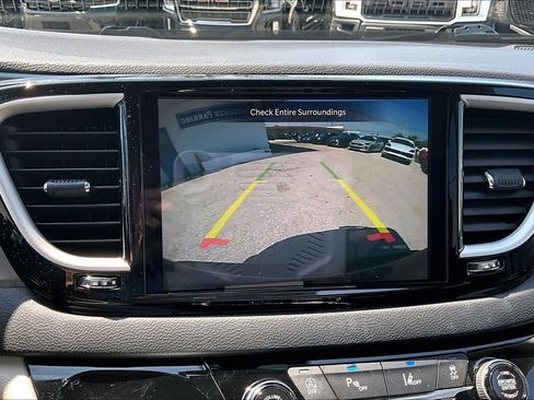 Used 2023 Chrysler Pacifica Touring-L FWD image 14