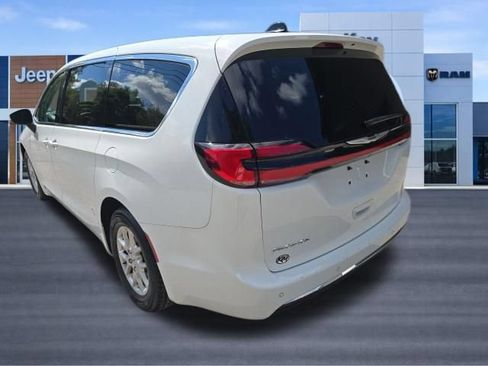 Used 2023 Chrysler Pacifica Touring-L FWD image 6