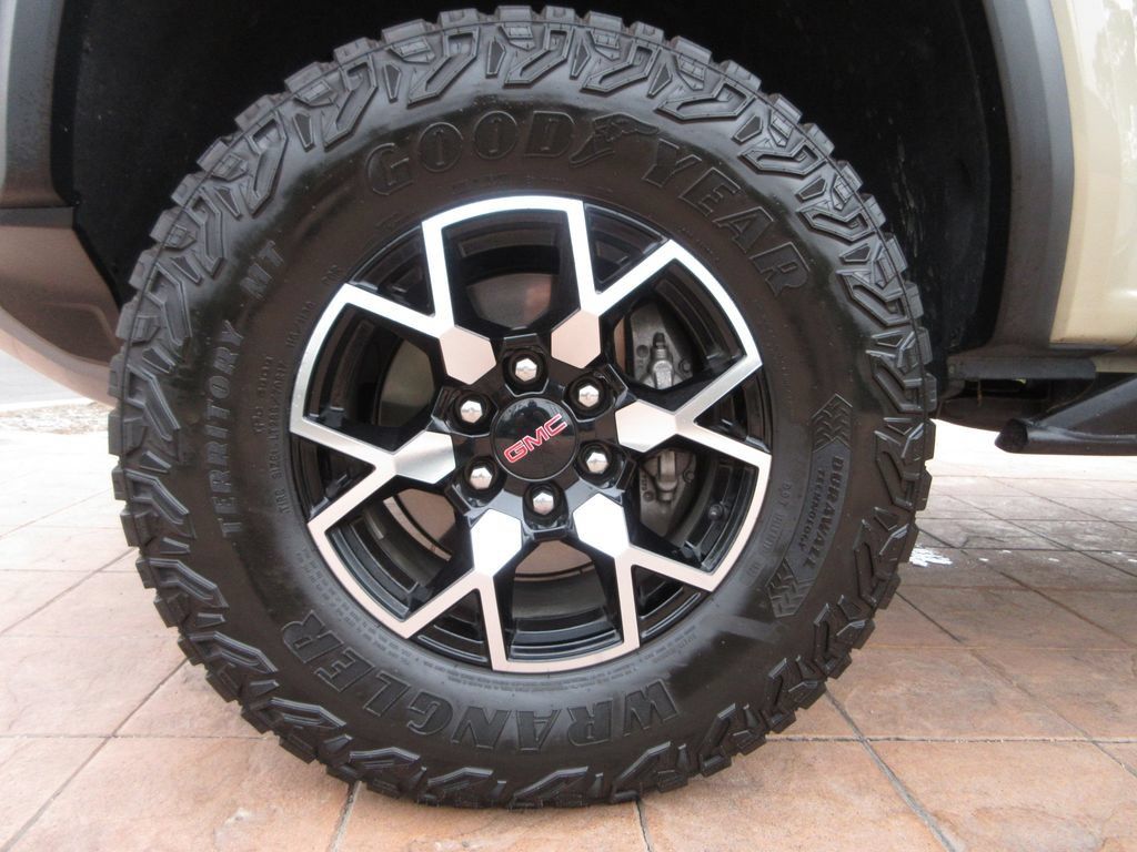 Used 2024 GMC Canyon AT4X AWD/4WD image 9