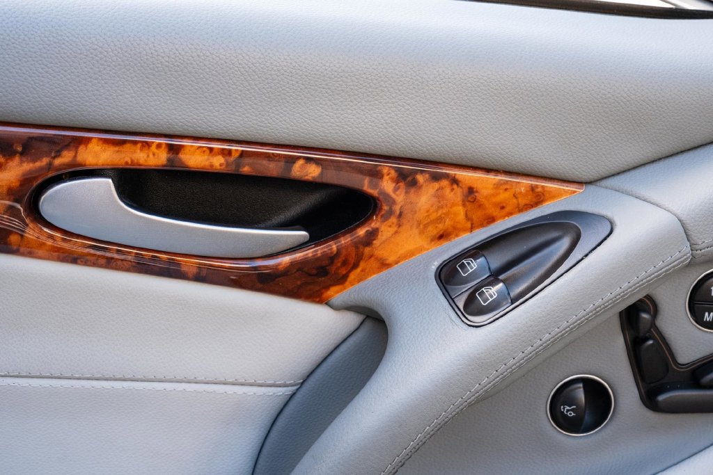 Used 2011 Mercedes-Benz SL 550 image 14