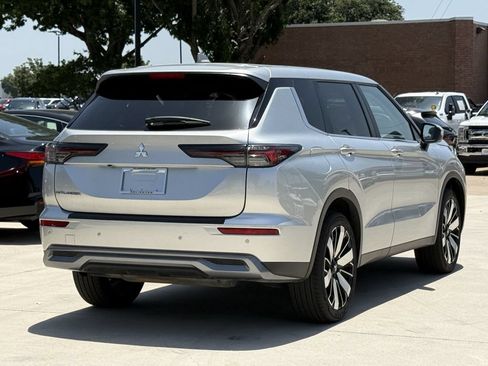 Used 2025 Mitsubishi Outlander SE FWD image 4