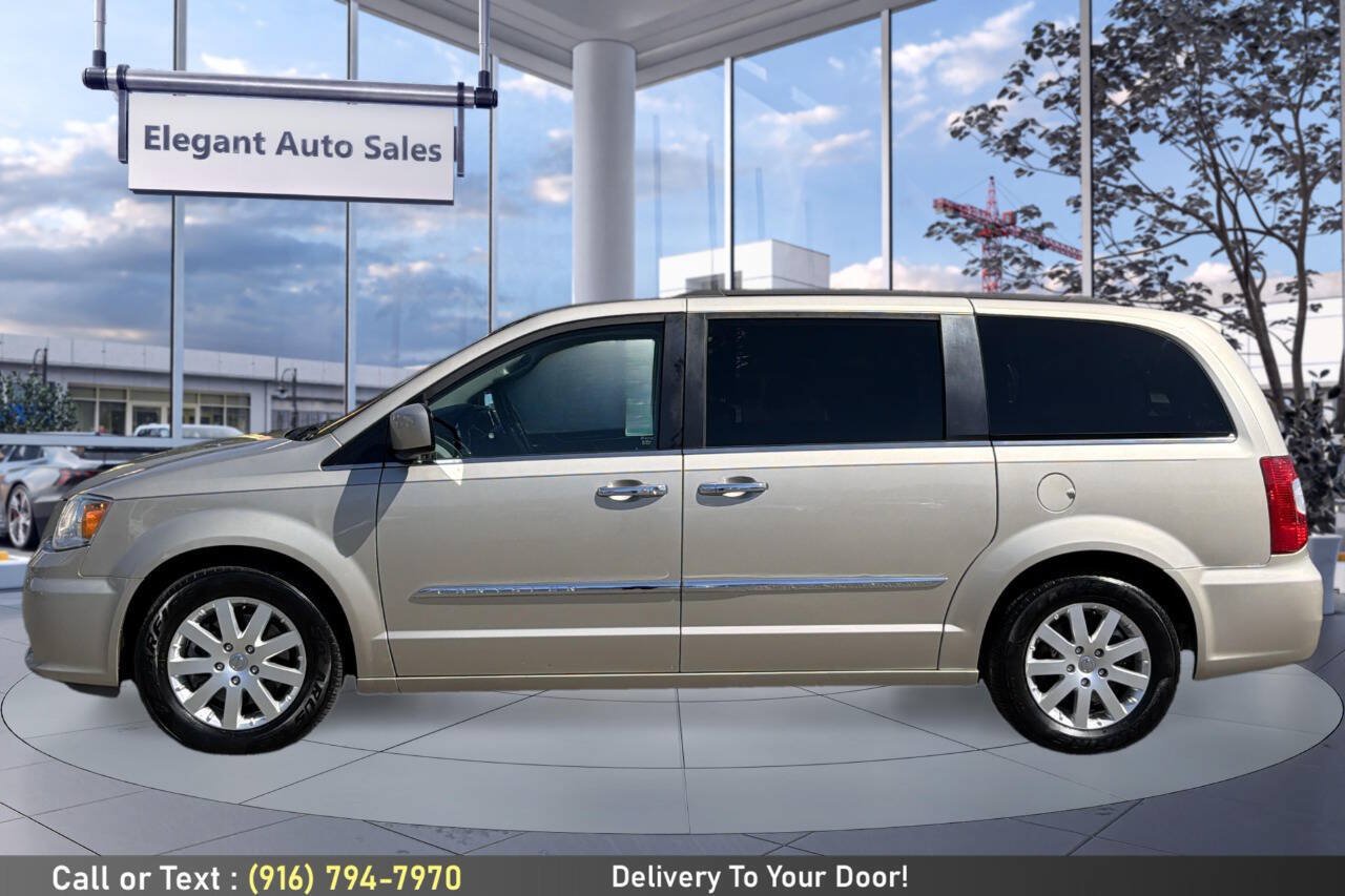 Used 2016 Chrysler Town & Country Touring w/ Driver Convenience Group FWD image 8