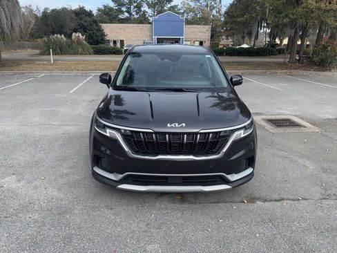 Used 2022 Kia Carnival EX image 2