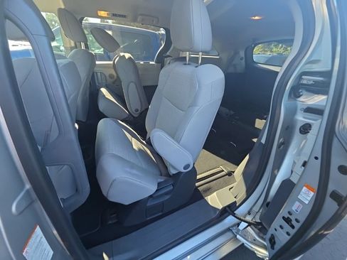 Used 2023 Toyota Sienna LE AWD/4WD image 6