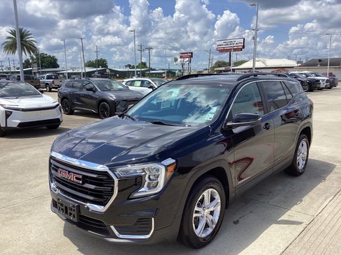 Used 2022 GMC Terrain SLE w/ Driver Convenience Package AWD/4WD image 3