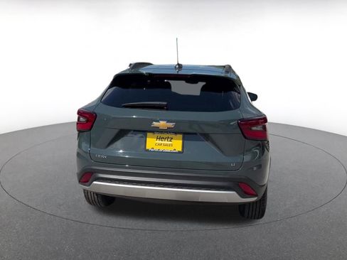 Used 2025 Chevrolet Trax LT w/ LT Convenience Package FWD image 12