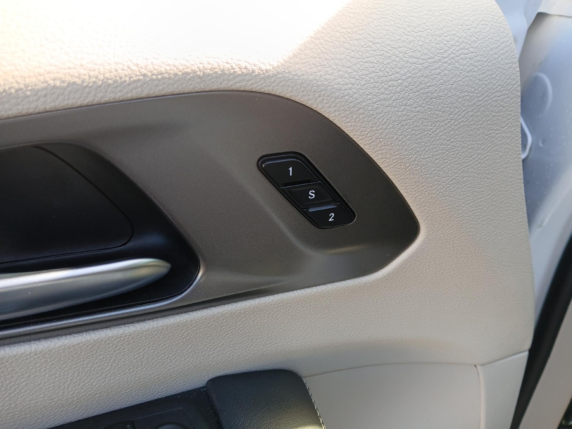 Used 2024 Chrysler Pacifica Touring-L FWD image 12