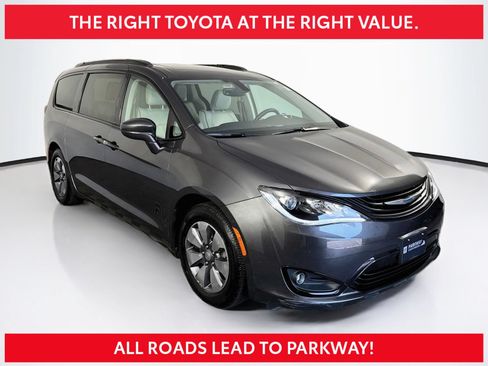 Used 2018 Chrysler Pacifica Limited FWD image 1