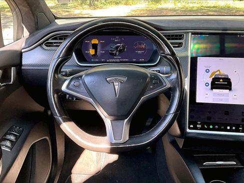 Used 2017 Tesla Model X 90D image 8