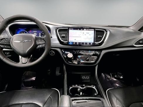 Used 2025 Chrysler Pacifica Limited FWD image 9