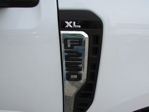 Used 2023 Ford F250 XL w/ XL Chrome Package image 7