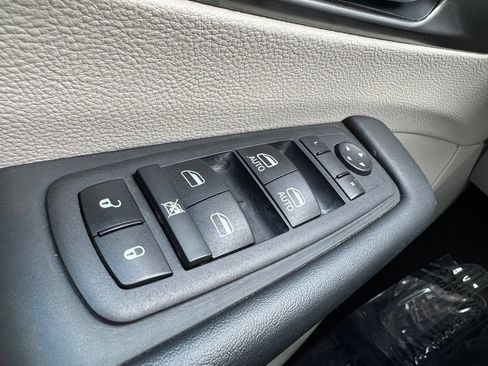 Used 2023 Chrysler Pacifica Touring-L FWD image 29