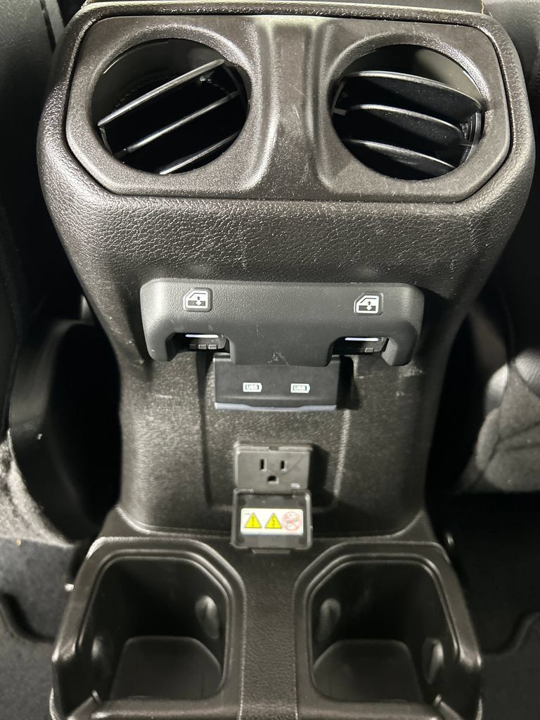 Used 2023 Jeep Gladiator Overland AWD/4WD image 19