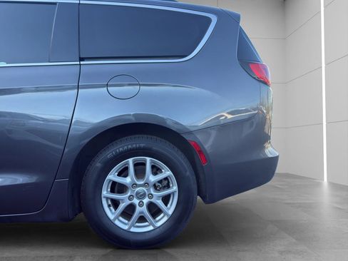 Used 2020 Chrysler Voyager Lxi image 10