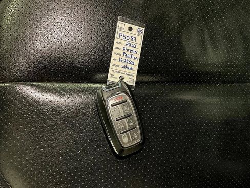 Used 2022 Chrysler Pacifica Touring-L image 32