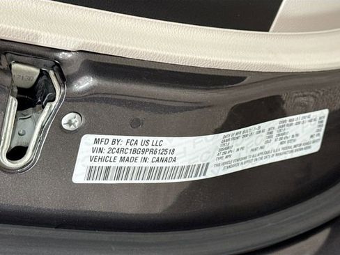 Used 2023 Chrysler Pacifica Touring-L image 31